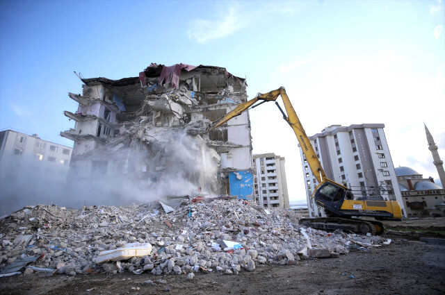 Son Dakika: Kahramanmaraş merkezli depremlerde hayatını kaybedenlerin sayısı 49 bin 589'a yükseldi