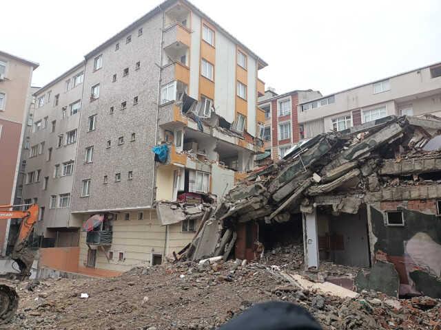 Yıkımı yapılan bina yandaki apartmanın üzerine çöktü! O anlar kamerada Yıkımı yapılan bina yandaki apartmanın üzerine çöktü! O anlar kamerada