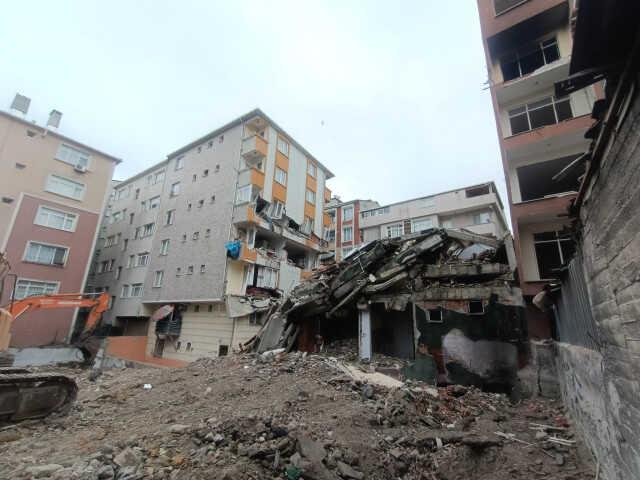 Yıkımı yapılan bina yandaki apartmanın üzerine çöktü! O anlar kamerada Yıkımı yapılan bina yandaki apartmanın üzerine çöktü! O anlar kamerada