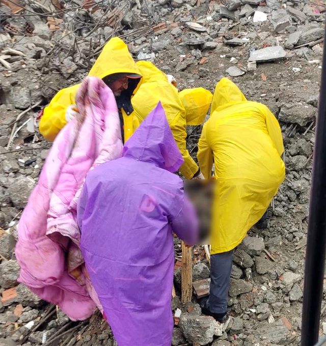 42 gün sonra enkazdan bir kişinin cansız bedeni çıkarıldı