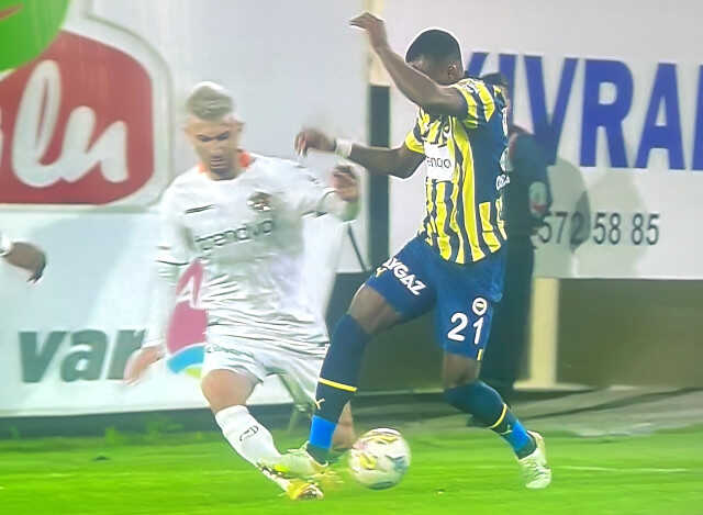 Bu kez isyan eden Fenerbahçe! İptal edilen golde verilen görüntüye herkes aynı yorumu yaptı