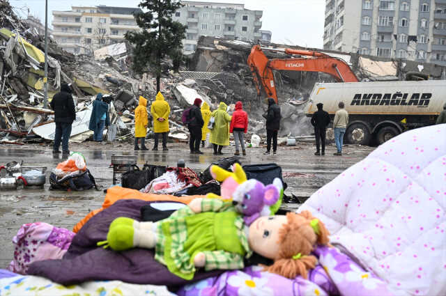 Ebrar Sitesi enkazında evinin anahtarını bulan Lütfiye öğretmen, gözyaşlarına hakim olamadı