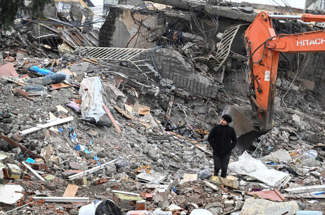 Ebrar Sitesi enkazında evinin anahtarını bulan Lütfiye öğretmen, gözyaşlarına hakim olamadı