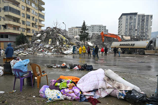 Ebrar Sitesi enkazında evinin anahtarını bulan Lütfiye öğretmen, gözyaşlarına hakim olamadı