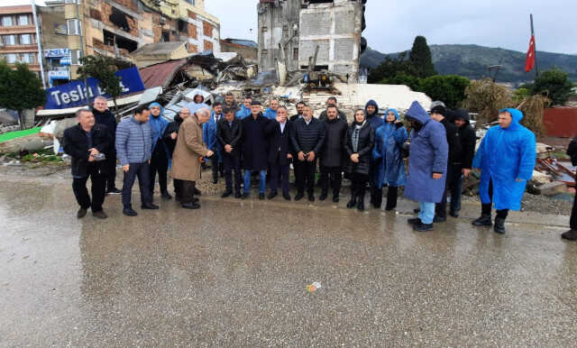 Gazetecilerden depremin vurduğu Hatay'a ziyaret! AK Partili Yayman çalışmalar hakkında bilgi verdi