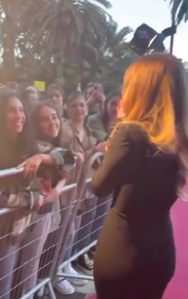 Melis Sezen'e İspanyol hayranlarından büyük ilgi! Fotoğraf çektirmek için birbirleriyle yarıştılar