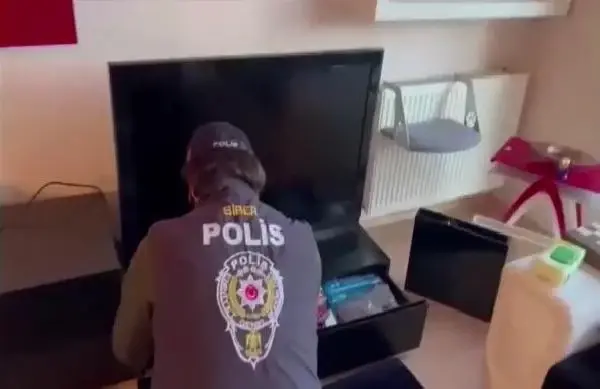 Bankanın sistem açığından faydalanıp 10 milyon dolandırdılar, 81 şüpheli gözaltında Bankanın sistem açığından faydalanıp 10 milyon dolandırdılar, 81 şüpheli gözaltında