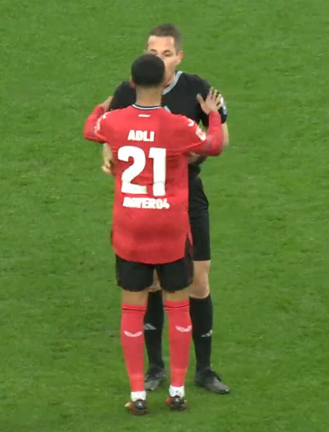 Bu olay futbol tarihine 'Amine Adli vakası' olarak geçer! Hakemi inandıramayan futbolcunun imdadına VAR yetişti