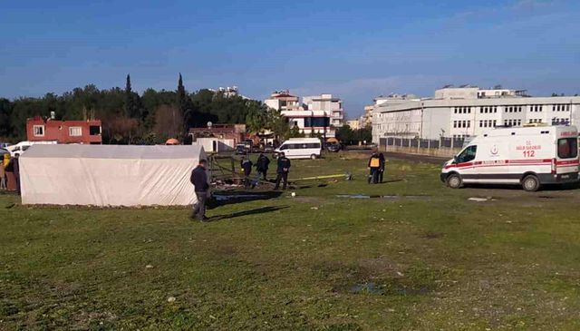 Depremzedelerin kaldığı çadırda yangın çıktı! 1 kişi öldü, 4 kişi hastanelik oldu Depremzedelerin kaldığı çadırda yangın çıktı! 1 kişi öldü, 4 kişi hastanelik oldu