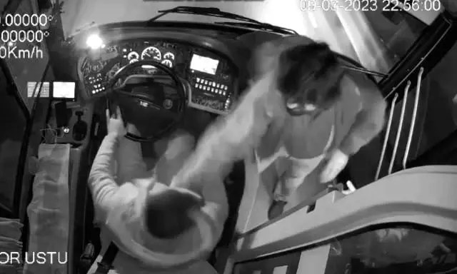 'Düğmeye bastım, durmadın' tartışmasında seyir halindeki şoföre böyle saldırdı
