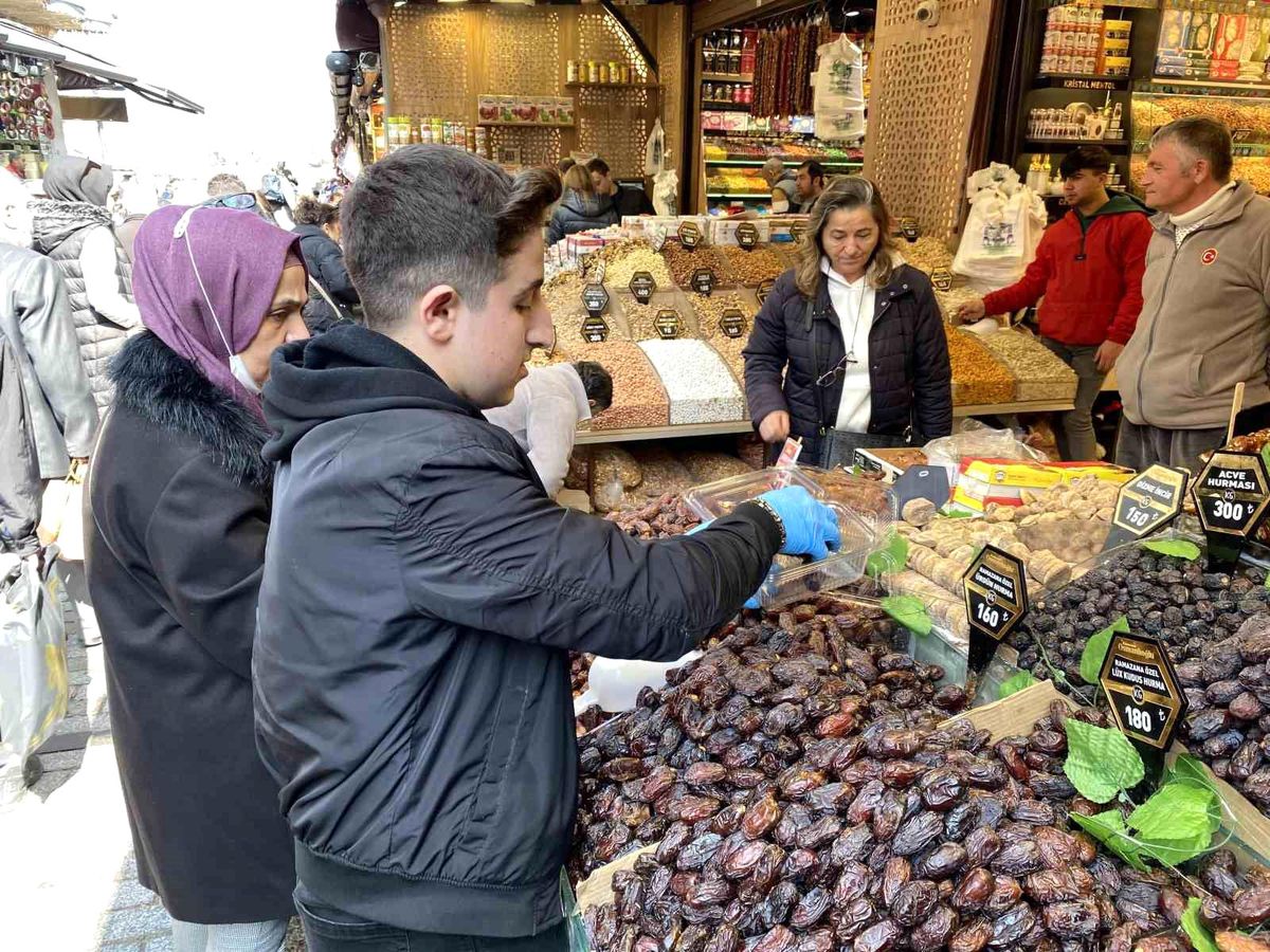 Eminönü'nde Ramazan yoğunluğu havadan görüntülendi
