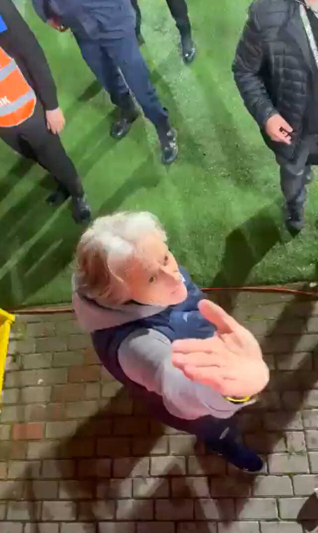 Jorge Jesus'u hiç böyle görmemiştik! Taraftardan duyduğu kelime sonrası geri döndü