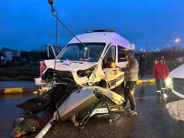 AFAD aracı, otomobil ile çarpıştı! Feci kaza anbean kamerada