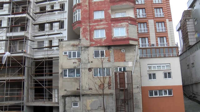 Sosyal medyaya çok konuşulan bina yarın yıkılıyor
