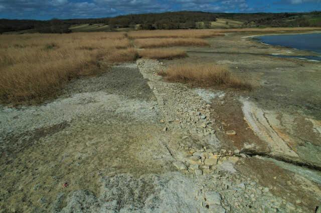 Suların çekildiği Terkos Gölü'nde ortaya çıkan tarihi yol havadan görüntülendi Suların çekildiği Terkos Gölü'nde ortaya çıkan tarihi yol havadan görüntülendi