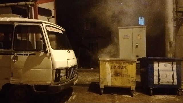 Vatandaşlar yanan çöp konteynerini dar sokaktan geçemeyen itfaiyeye götürdü Vatandaşlar yanan çöp konteynerini dar sokaktan geçemeyen itfaiyeye götürdü