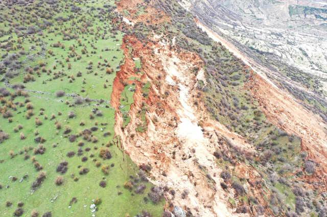 Yeri yerinden oynatan depremin Çekirge Dağı'nda yarattığı değişim inanılmaz! Hala sesler geliyor Yeri yerinden oynatan depremin Çekirge Dağı'nda yarattığı değişim inanılmaz! Hala sesler geliyor