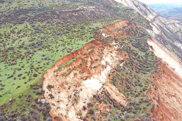 Yeri yerinden oynatan depremin Çekirge Dağı'nda yarattığı değişim inanılmaz! Hala sesler geliyor Yeri yerinden oynatan depremin Çekirge Dağı'nda yarattığı değişim inanılmaz! Hala sesler geliyor