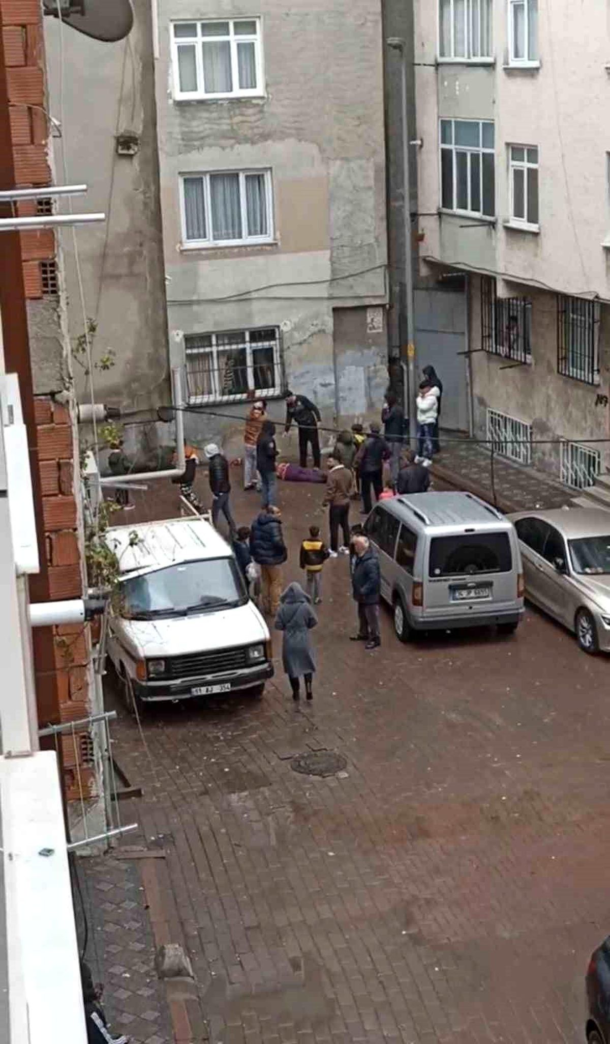 Zeytinburnu'nda dördüncü kattan düşen kadın hayatını kaybetti