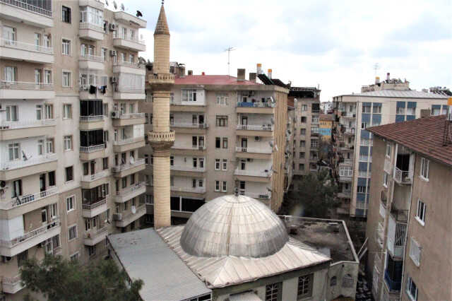3 apartmanın arasındaki ağır hasarlı caminin minaresi, çevredekileri tedirgin ediyor