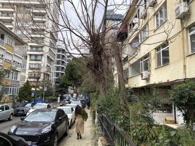 Kadıköy'de müteahhit oyunu! Apartmana 'Riskli yapı' pankartı astı
