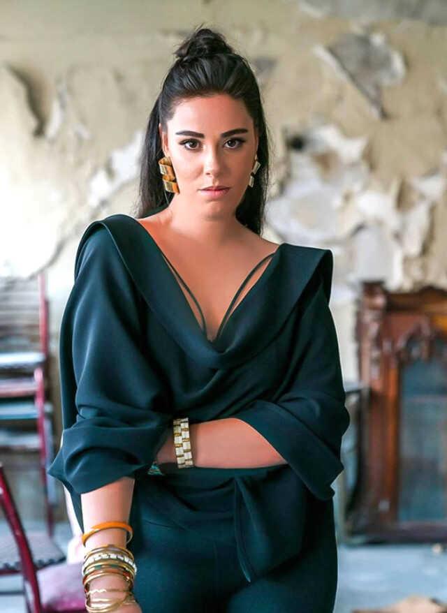 'Maneviyatım ağır basıyor' diyerek sahneleri bırakan Tuğçe Tayfur, tesettüre girdi