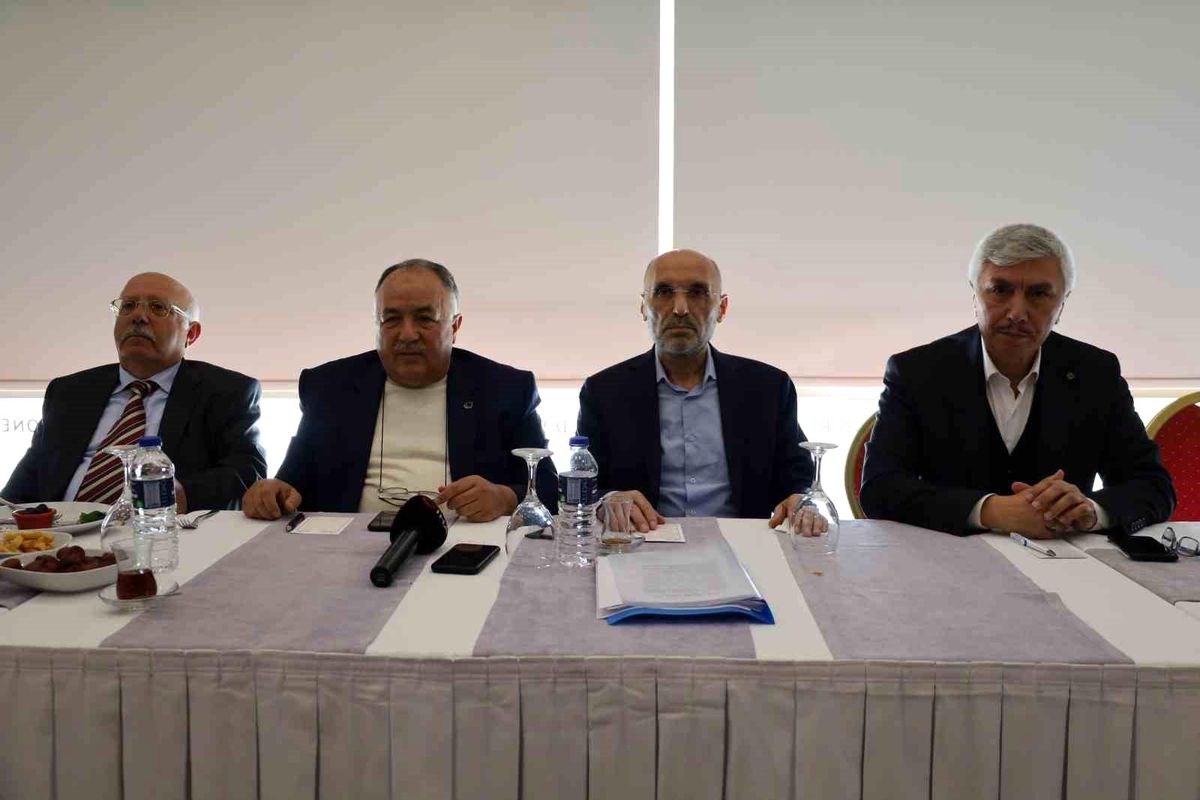 Milli görüşçülerden Saadet Partisi'ne 'Oynanan oyunu görün' uyarısı