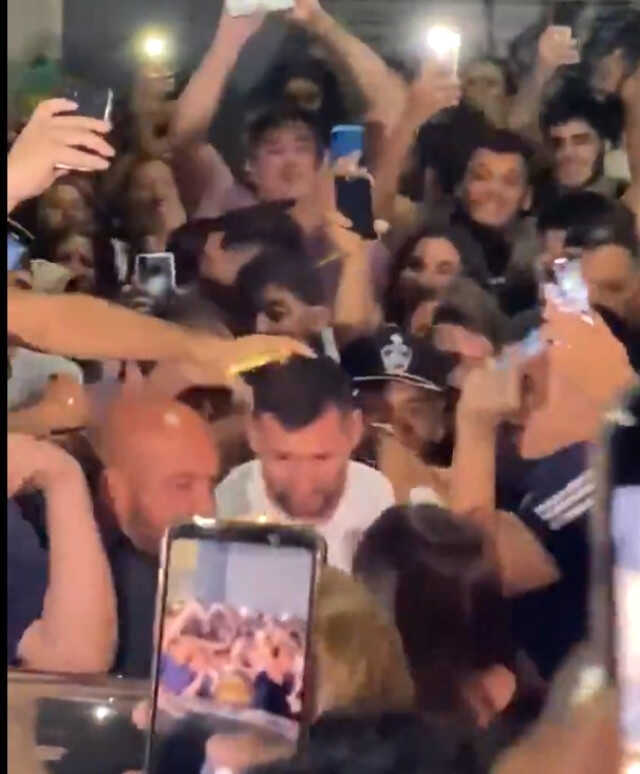 Restoranın etrafını kuşattılar! Lionel Messi, Arjantin'de canını zor kurtardı