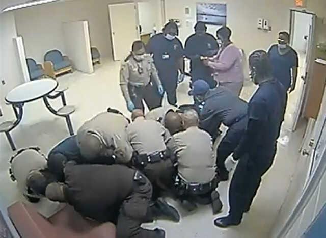 ABD'de siyahi genç, polis şiddeti sonucu nefessiz kalarak hayatını kaybetti ABD'de siyahi genç, polis şiddeti sonucu nefessiz kalarak hayatını kaybetti