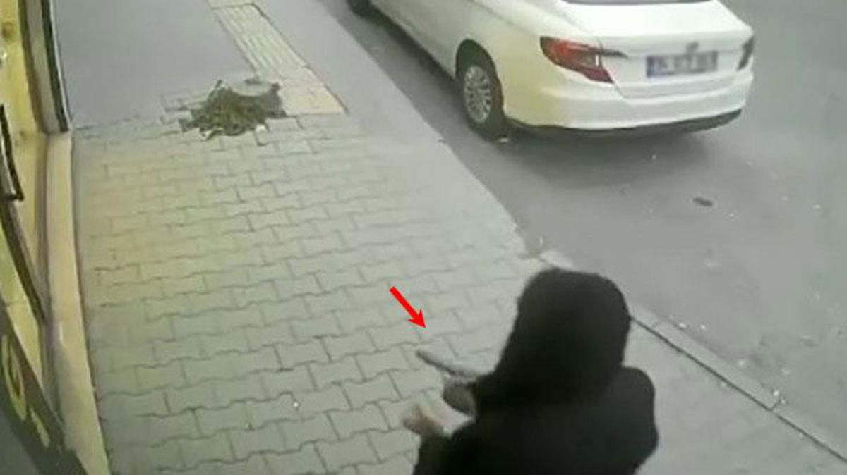 Eşi ile ilişkisi olduğunu düşündüğü şahsı takip ederek başından vurdu