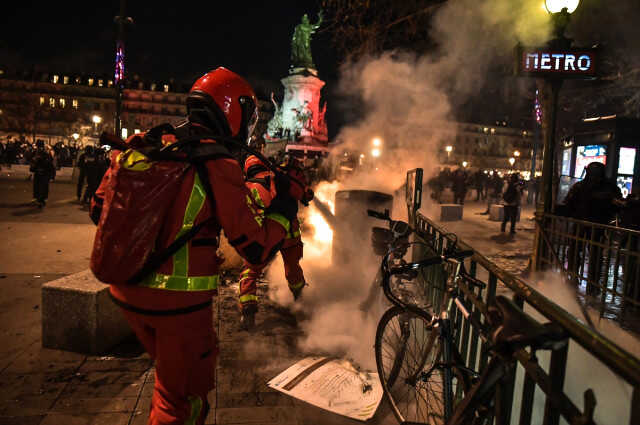 Fransa'da grev ve protesto dalgası dinmiyor! Ülke çapında milyonlarca kişi yarın sokaklarda olacak Fransa'da grev ve protesto dalgası dinmiyor! Ülke çapında milyonlarca kişi yarın sokaklarda olacak
