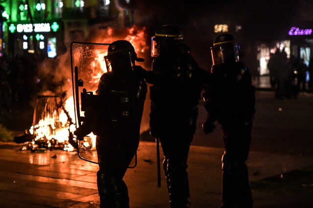 Fransa'da grev ve protesto dalgası dinmiyor! Ülke çapında milyonlarca kişi yarın sokaklarda olacak Fransa'da grev ve protesto dalgası dinmiyor! Ülke çapında milyonlarca kişi yarın sokaklarda olacak