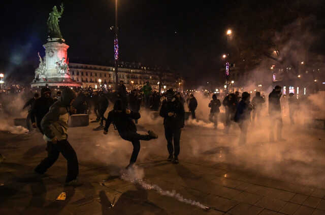 Fransa'da grev ve protesto dalgası dinmiyor! Ülke çapında milyonlarca kişi yarın sokaklarda olacak Fransa'da grev ve protesto dalgası dinmiyor! Ülke çapında milyonlarca kişi yarın sokaklarda olacak