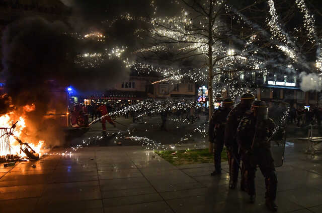Fransa'da grev ve protesto dalgası dinmiyor! Ülke çapında milyonlarca kişi yarın sokaklarda olacak Fransa'da grev ve protesto dalgası dinmiyor! Ülke çapında milyonlarca kişi yarın sokaklarda olacak