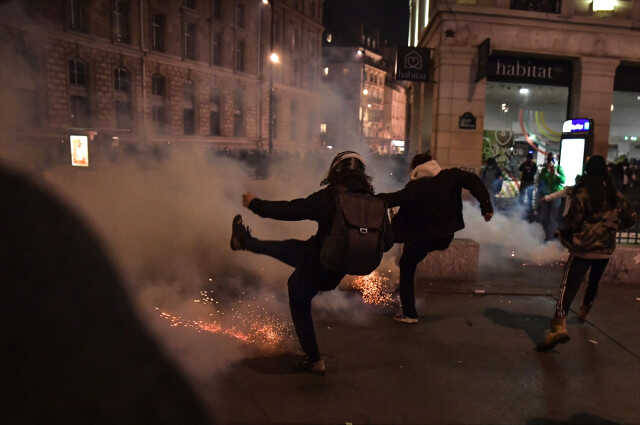 Fransa'da grev ve protesto dalgası dinmiyor! Ülke çapında milyonlarca kişi yarın sokaklarda olacak Fransa'da grev ve protesto dalgası dinmiyor! Ülke çapında milyonlarca kişi yarın sokaklarda olacak