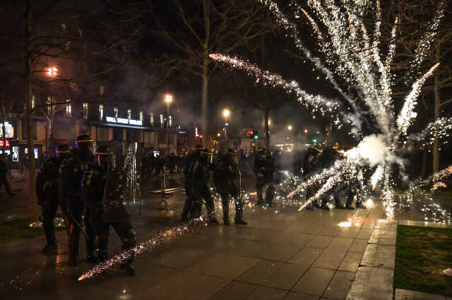 Fransa'da grev ve protesto dalgası dinmiyor! Ülke çapında milyonlarca kişi yarın sokaklarda olacak Fransa'da grev ve protesto dalgası dinmiyor! Ülke çapında milyonlarca kişi yarın sokaklarda olacak