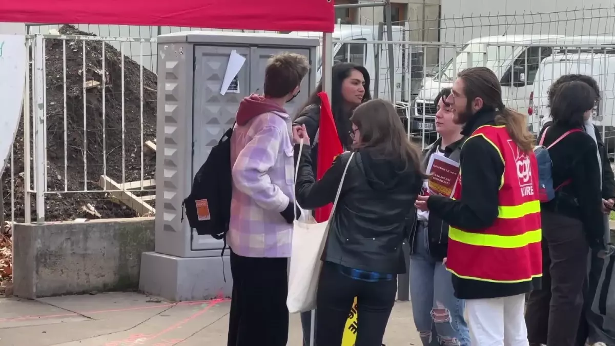 Fransa'da Üniversite Öğrencileri Emeklilik Reformunu Protesto Etti