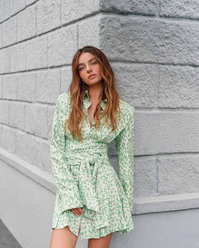 Güzel oyuncu Ayça Ayşin Turan, saçlarını kısacık kestirdi