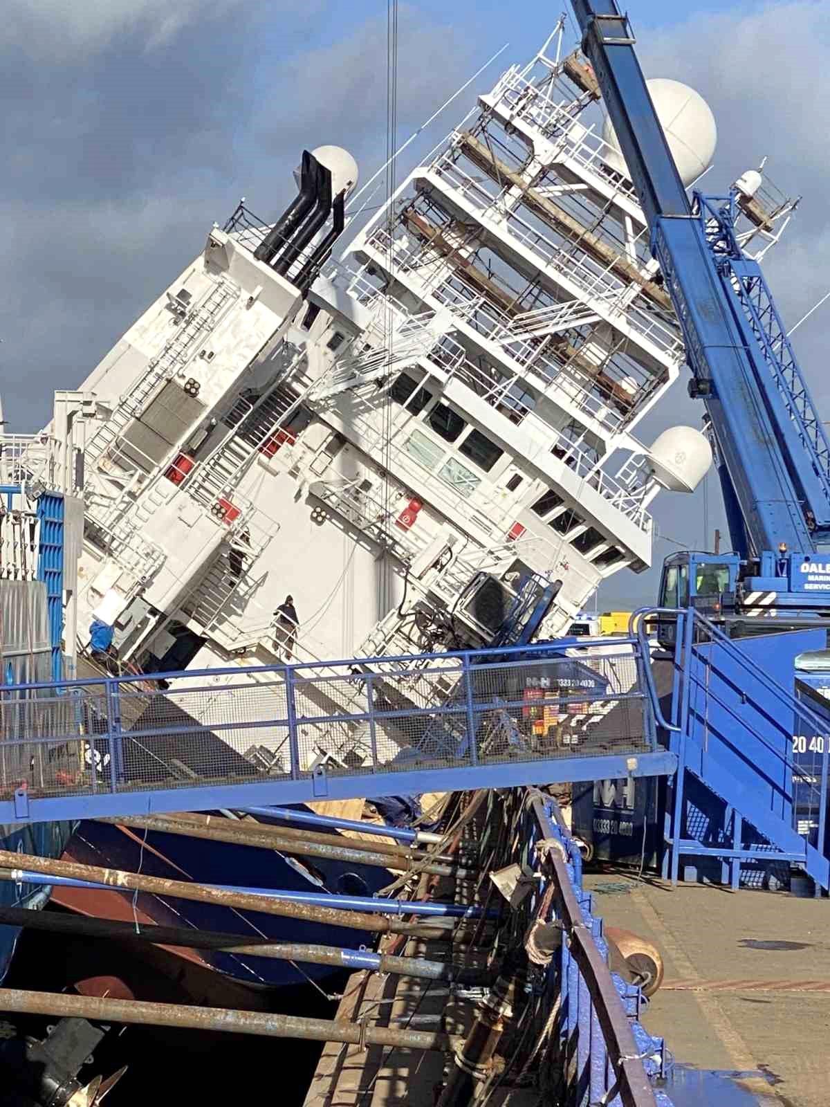 İskoçya'da tersanedeki gemi yan yattı: 25 yaralı