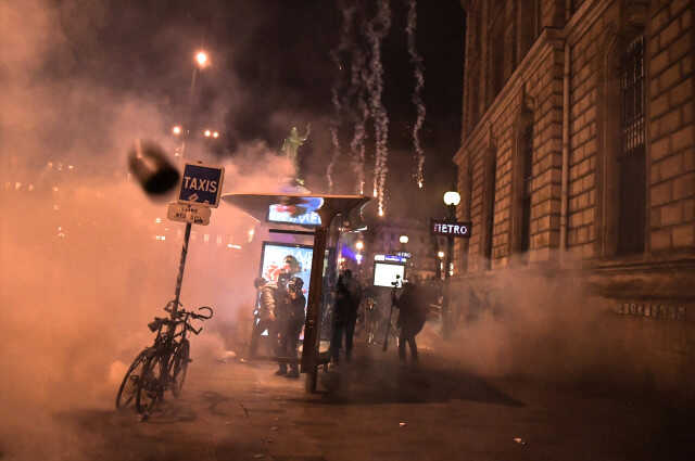Fransa'da polis müdahalesiyle göstericinin parmağının koptuğu öne sürüldü Fransa'da polis müdahalesiyle göstericinin parmağının koptuğu öne sürüldü