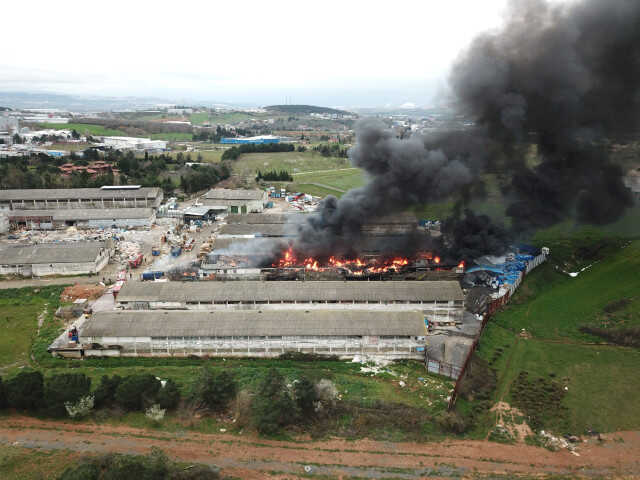 Kocaeli'de kimya fabrikasının deposunda yangın! Patlamalar oluyor