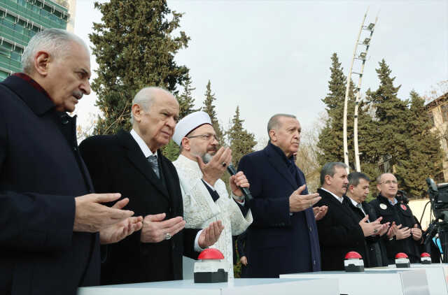 Son Dakika: Depremin vurduğu 11 ilde yapılacak konutların temeli eş zamanlı olarak atıldı