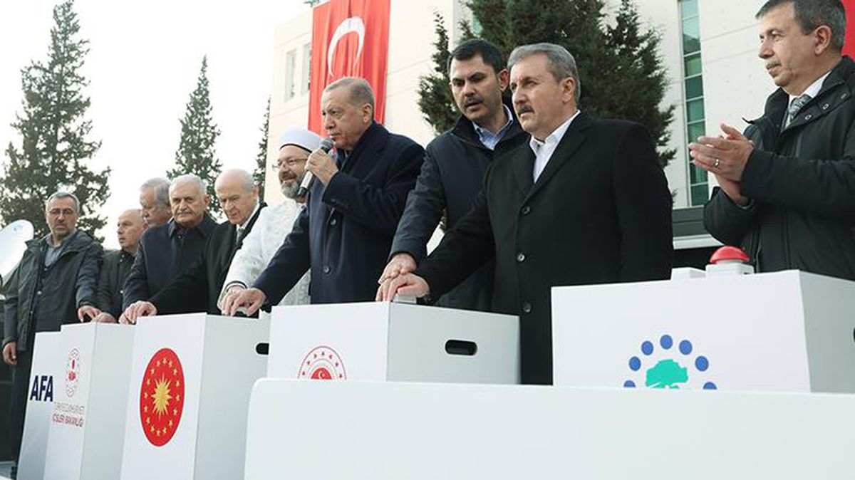 Son Dakika: Depremin vurduğu 11 ilde yapılacak konutların temeli eş zamanlı olarak atıldı