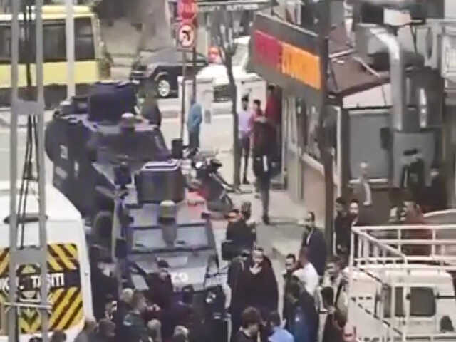 Sultangazi'de annesine ziyarete gitti, çıkışta silahlı saldırıya uğradı