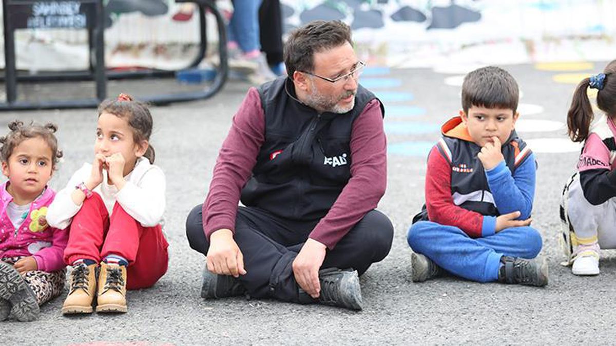 Vali Gökmen Çiçek Adıyaman'da depremzede çocukların oyun davetini kırmadı
