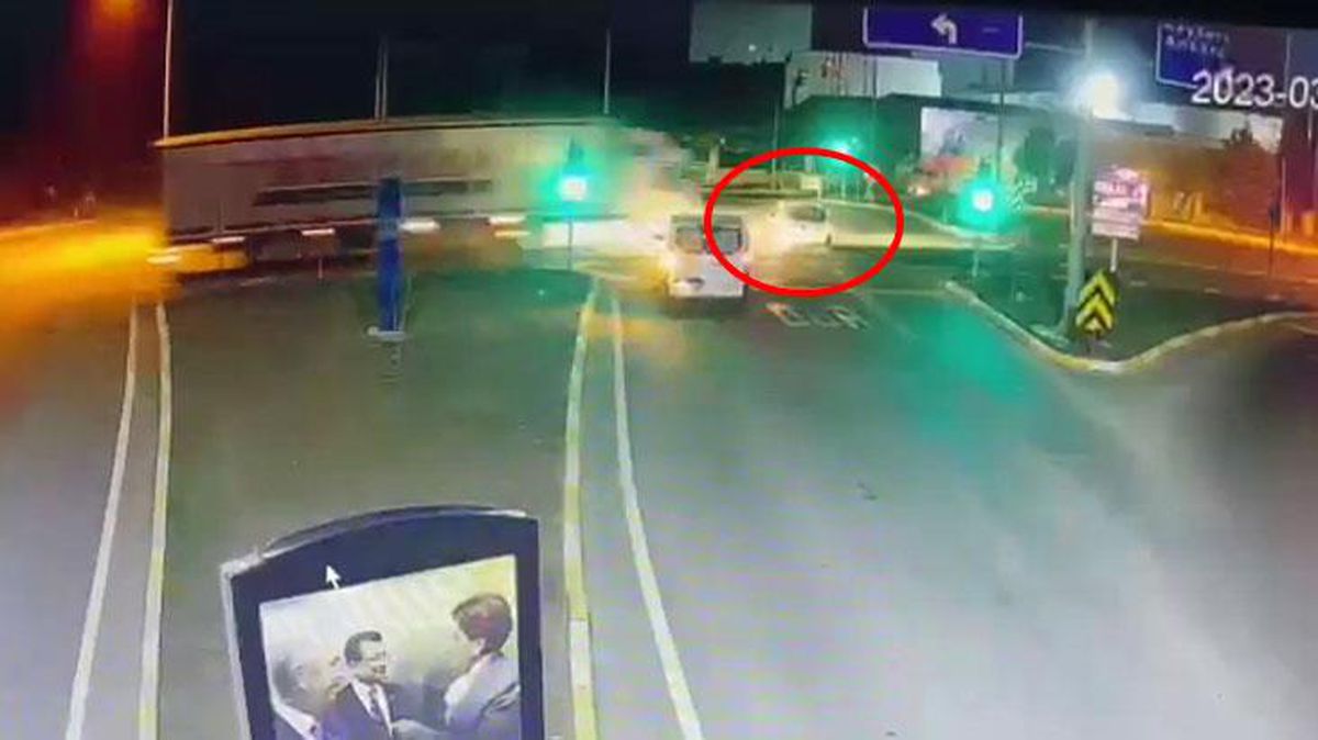 Işıklarda korkunç kaza! Tırın çarptığı otomobildeki sürücü feci şekilde can verdi