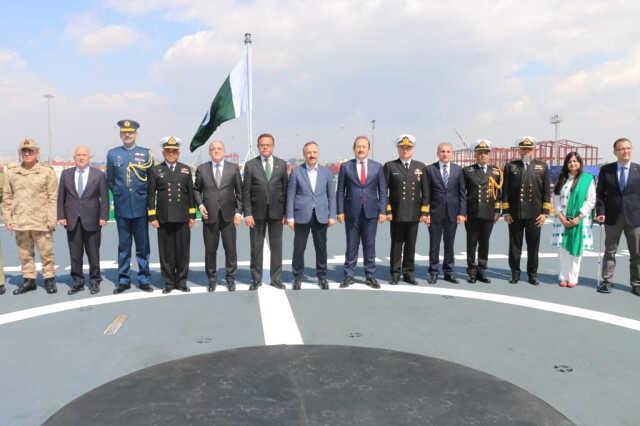 Pakistan'dan deprem yardım malzemesi ile Mersin limanına gelen donanma gemisi Moawin'de, Pakistan'ın milli günü anıldı