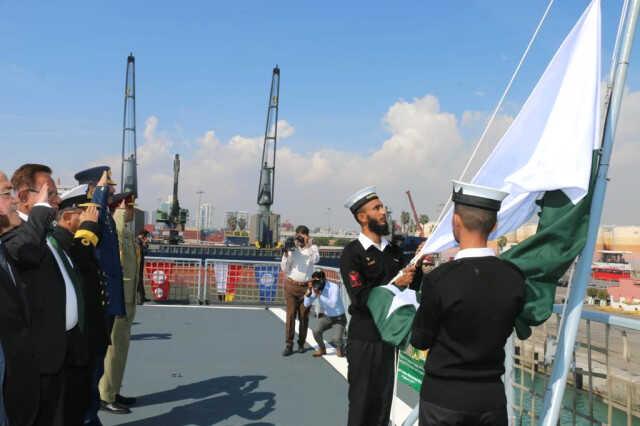 Pakistan'dan deprem yardım malzemesi ile Mersin limanına gelen donanma gemisi Moawin'de, Pakistan'ın milli günü anıldı