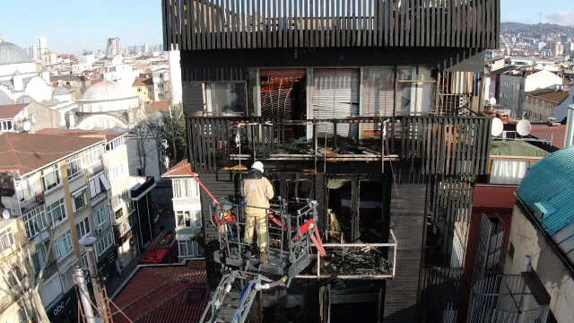 Pendik'te 7 katlı otelde yangın: 2 ölü, 2 yaralı