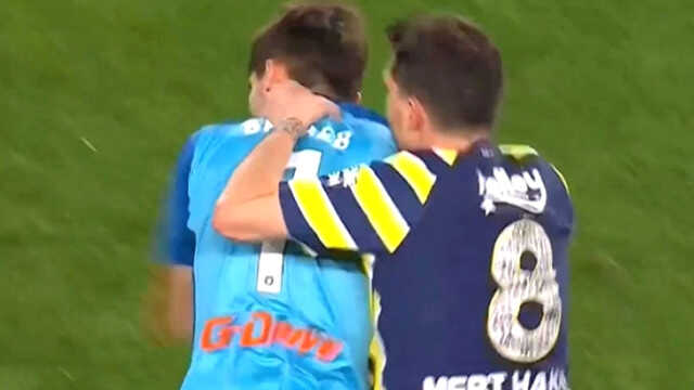 Tepki çekti! Dostluk maçında rakibinin ensesine yapışan Mert Hakan'a uyarı